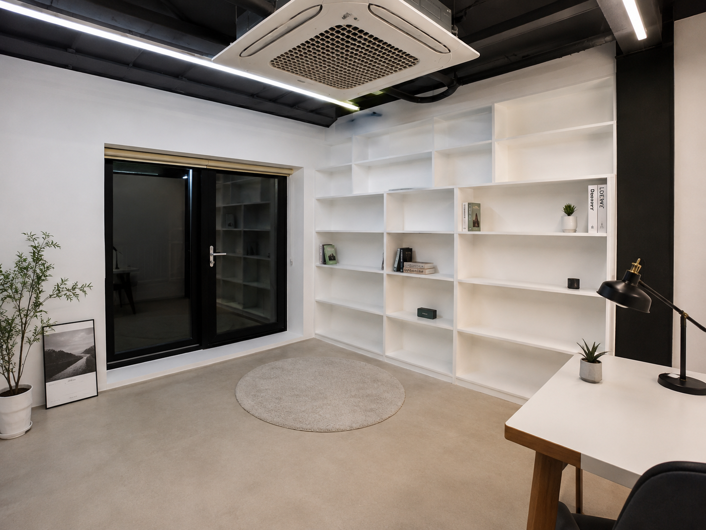 맞춤 책장과 넓은 창을 적용한 출판사 사옥 2층 사무공간