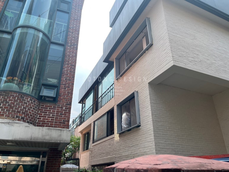 서교동 근린생활시설 화이트 외벽 도장과 블랙 창호